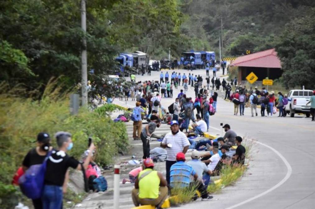 La decisión de no enfrentar a los migrantes, según un agente policial, se tomó al constatar que en el grupo había muchas familias con menores de edad. Usar gases lacrimógenos con niños y a oscuras podría haber sido fatal, detalló. Los policías no llevaban armas de fuego.<br/>