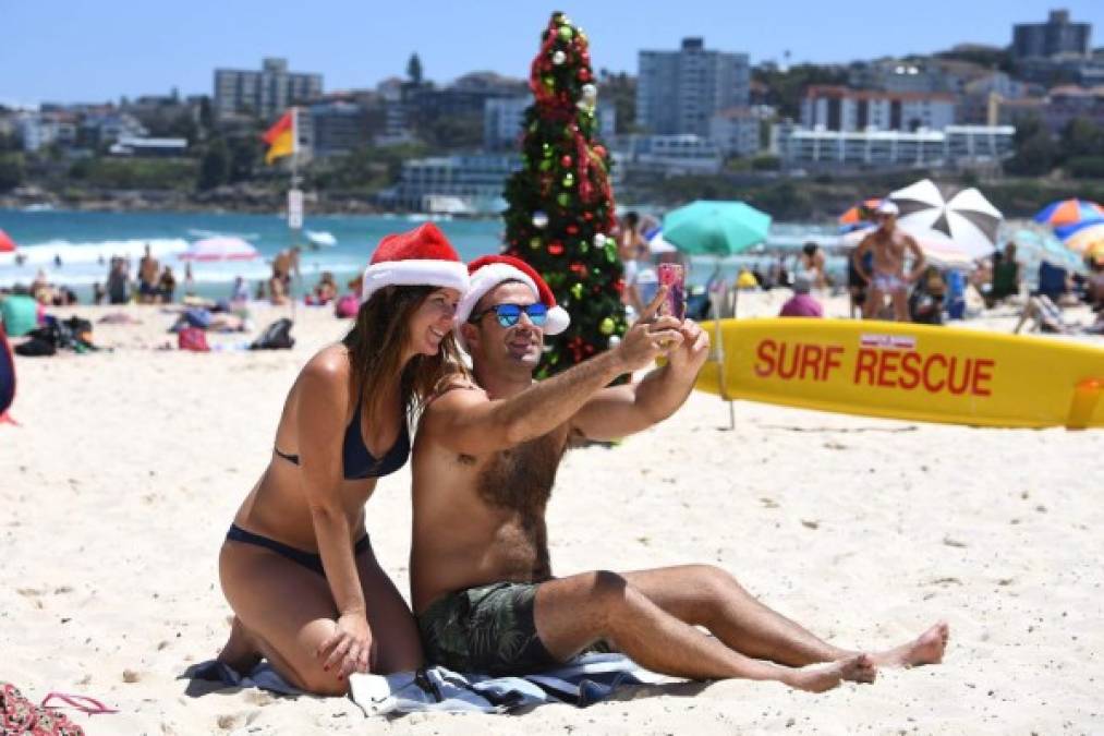AUSTRALIA. Playa en fin de año. Disfrutan la fiesta de fin de año en una playa de Sydney por ola de calor, de alrededor de 40 grados. Foto: EFE