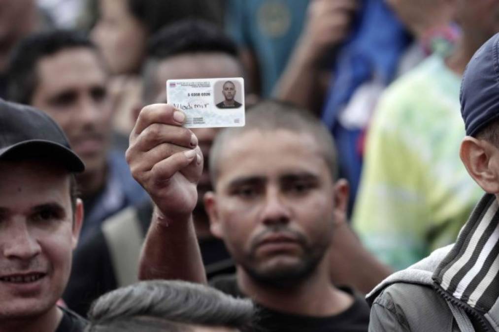 Los manifestantes, algunos de ellos con esvásticas y banderas de Costa Rica, gritaron consignas e insultos contra los nicaragüenses agrupados en el parque.