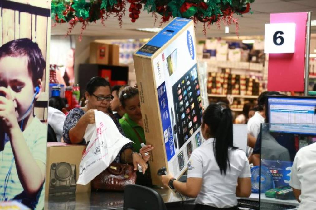 En familia asistieron los hondureños a realizar la compras.