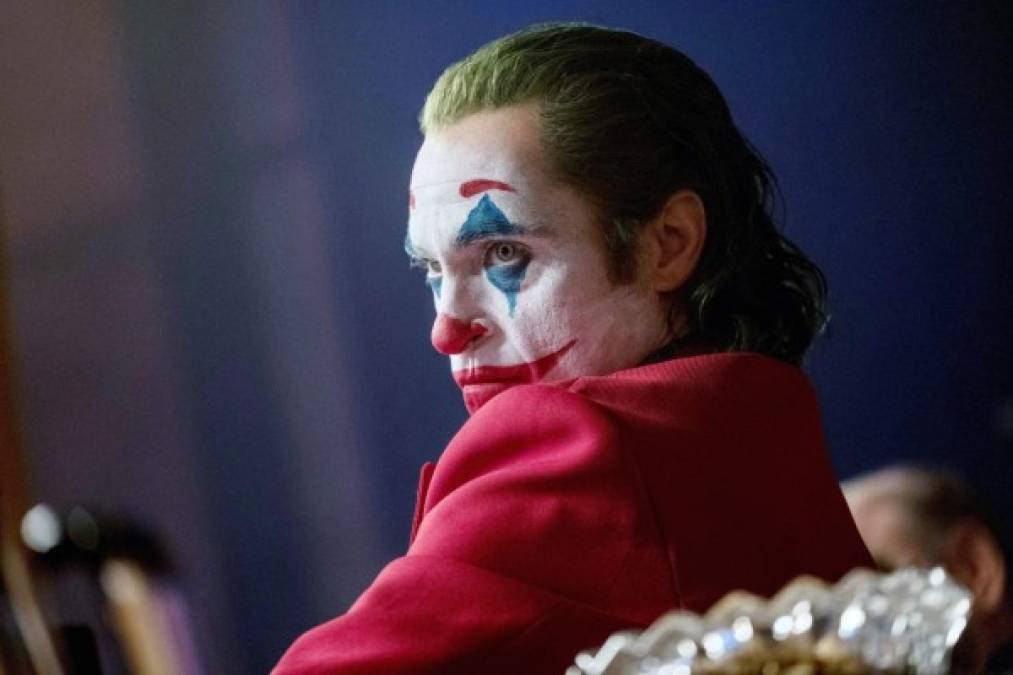 En 2020, Joaquín podría recibir su cuarta nominación al Óscar por su brillante interpretación en 'Joker', un filme que narra los orígenes del enemigo de Batman, y que hace una reflexión sobre los diferentes problemas sociales. <br/><br/>El actor ya ganó el León de Oro en el Festival de Cine de Venecia por su majestuosa actuación. Para este papel, Joaquín perdió más de 25 kilos y se sometió a una presión psicológica muy fuerte. <br/><br/>'Joker' se ha convertido en una de las cintas más taquilleras de 2019, pues en tres semanas ha recaudado 788 millones de dólares en todo el mundo.