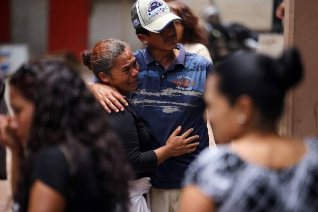Sábado de luto en Tegucigalpa: seis individuos llegaron en un vehículo negro a la colonia Villanueva, se bajaron y atacaron a tiros a diez personas, entre ellos un recién nacido, tres murieron de inmediato y cuatro en el estatal Hospital Escuela.
