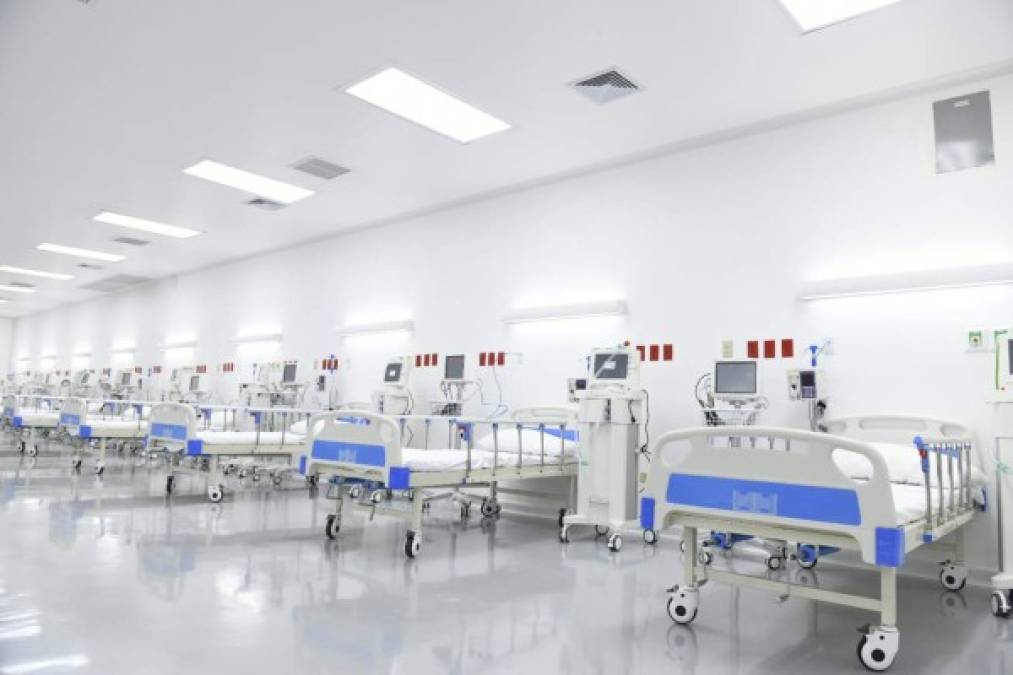 'Mañana (domingo), a las 5pm, inauguraremos la primera fase del hospital más grande de Latinoamérica, para atender el #COVID19.<br/><br/>Esta primera fase contará con 400 camas de cuidados intensivos e intermedios y vendrá a descongestionar nuestros hospitales', escribió Bukele ayer en Twitter.