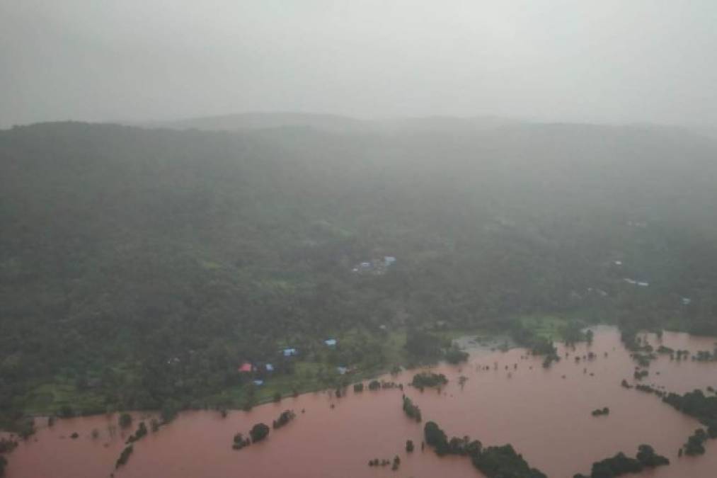 No hace ni una semana que otras 34 personas murieron aplastadas al desplomarse un muro por un deslave provocado por el temporal. Las lluvias también causaron inundaciones en un centro de tratamiento de agua, interrumpiendo así la distribución en 'la mayoría de los distritos de Bombay', informaron las autoridades municipales. El cambio climático intensifica los fenómenos del monzón en India, según un informe del Instituto de Investigación sobre el Impacto Climático de Potsdam (PIK).