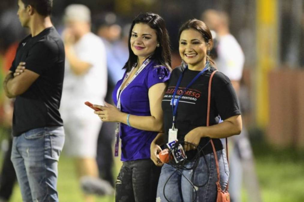 Dos guapas periodistas de TeleProgreso dando cobertura al partido por el descenso.