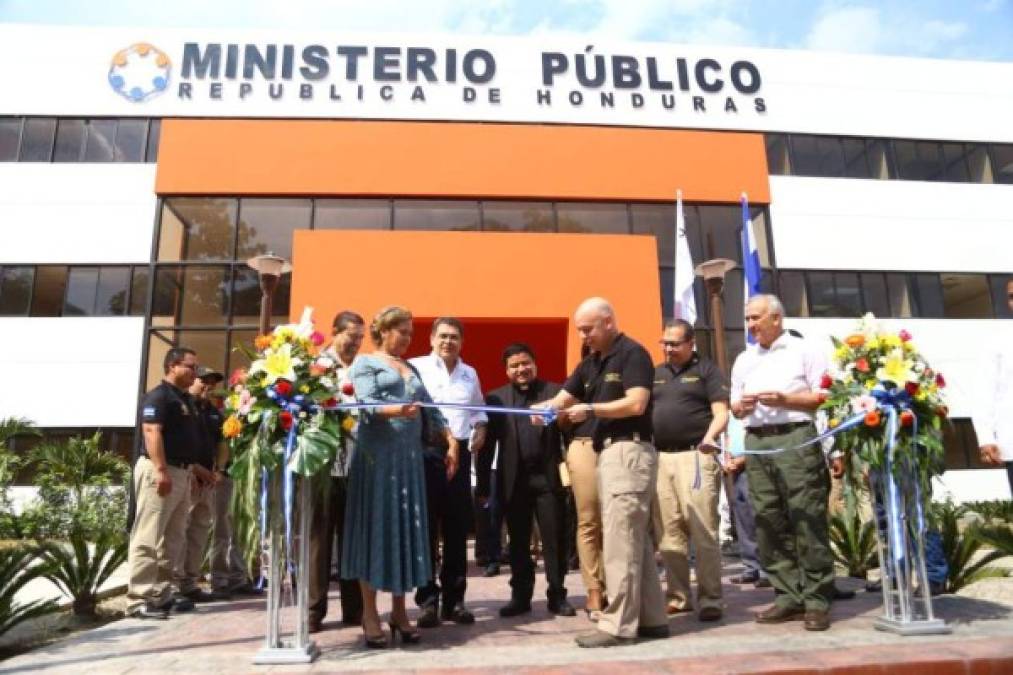 El nuevo edificio del Ministerio Público fue inaugurado este día en el barrio La Puerta de San Pedro Sula, en la zona norte de Honduras. Las autoridades presentes en el evento explicaron que el nuevo inmueble es prueba del fortalecimiento del sistema de justicia y que servirá de sede noroccidental.