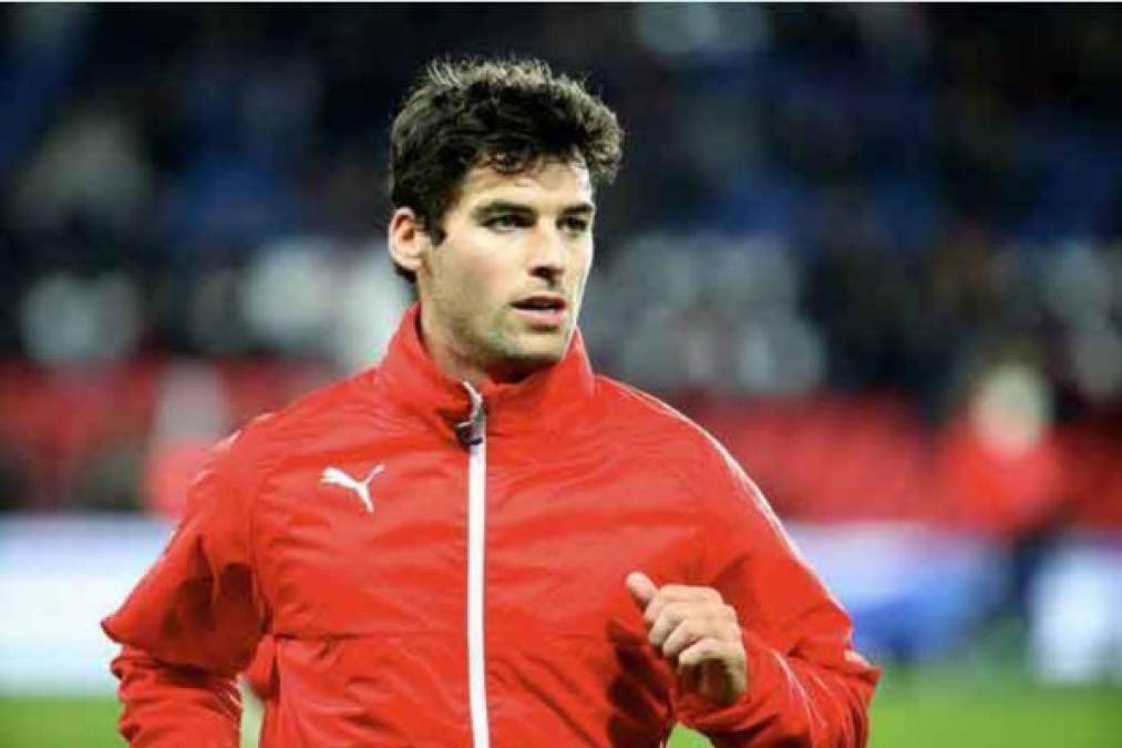 Yoann Gourcuff: Mediocampista francés de 33 años de edad, es otro de los jugadores que está sin equipo y podría fichar de forma gratituita. Su último equipo fue el Dijon FCO.