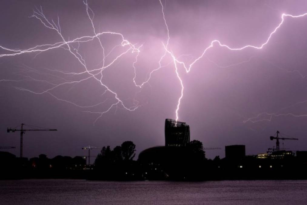 Varios rayos impactan sobre 'La Cite du Vin' en Bordeaux, sur de Francia, durante una tormenta.