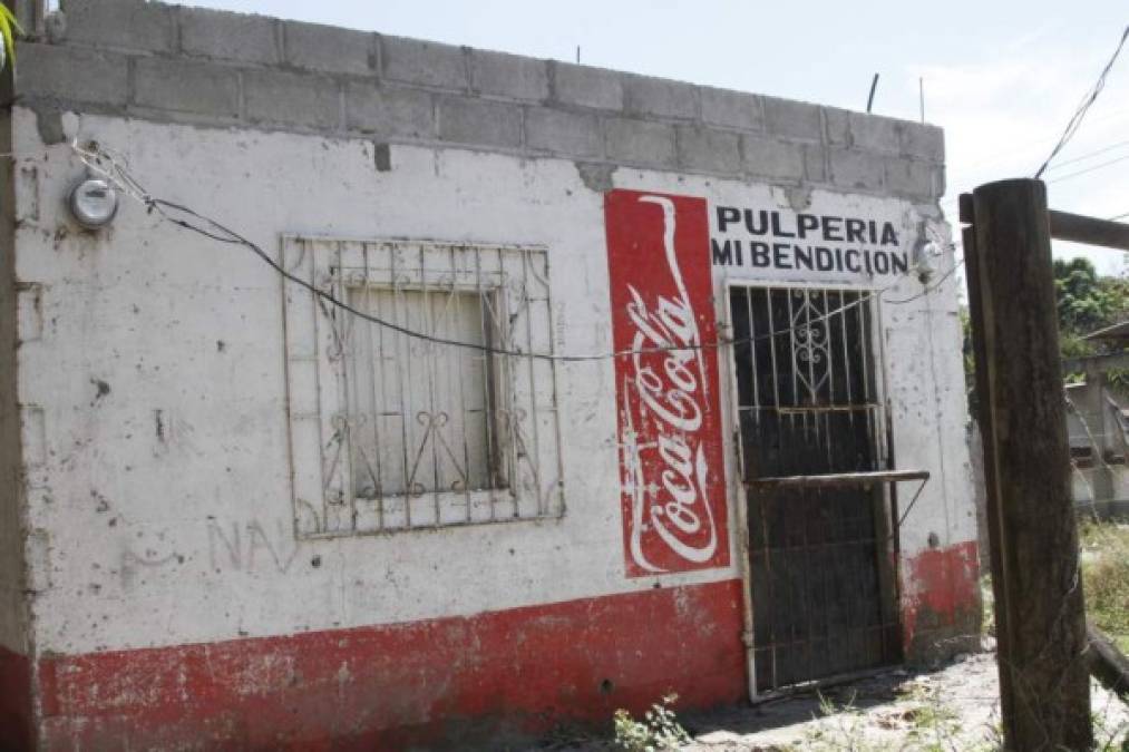 De bendición no tiene nada, solo el nombre; la pulpería está clausurada. Los dueños decidieron cerrarla y hacer maletas de la noche a la mañana porque los mareros no los dejaban en paz. Todas las semanas les vaciaban los bolsillos con la extorsión. Pulpería Mi Bendición es uno de los tantos negocios pequeños de la colonia Las Palmiras de Chamelecón que quebraron a causa de la extorsión y por culpa de la violencia desatada entre la MS-13 y 18, las que comenzaron a disputarse el control de la zona en 2013.