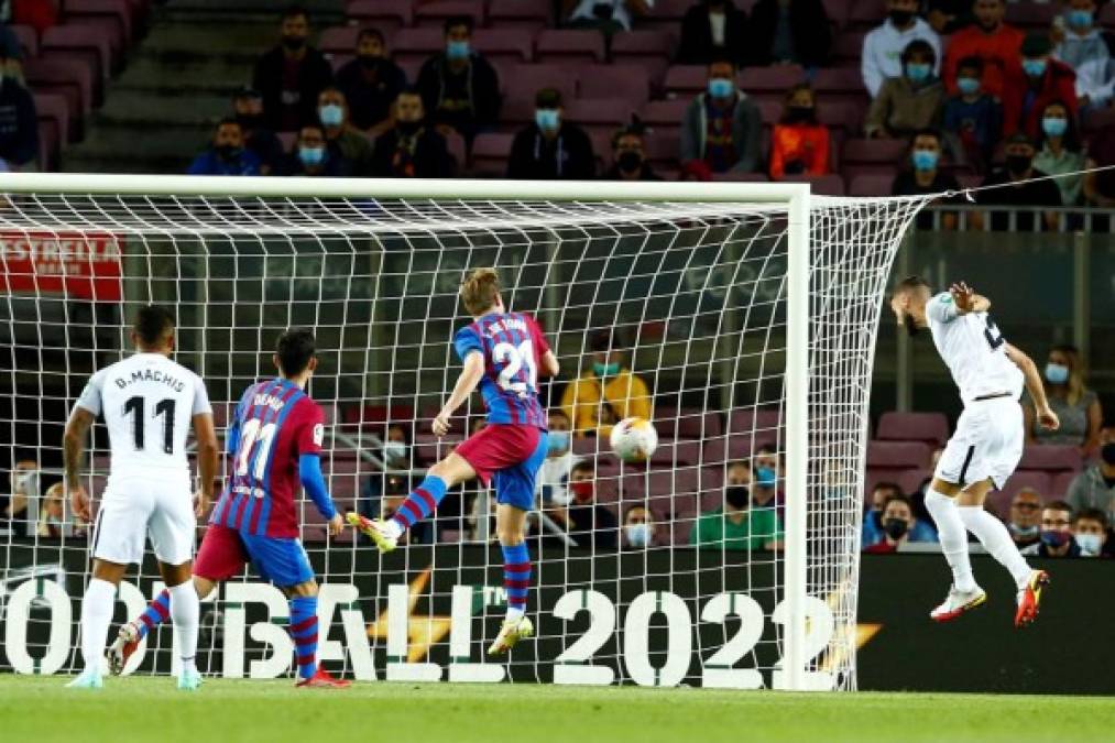 Nada más comenzar el Barcelona tuvo que remar a contracorriente. Tras un córner, Sergio Busquets perdió el balón en el área y Sergio Escudero sirvió al segundo palo, donde apareció el portugués Domingos Duarte para adelantar al Granada (2).<br/><br/>