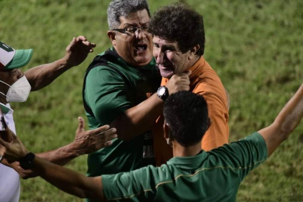 Vargas festejando el triunfo con su cuerpo técnico.