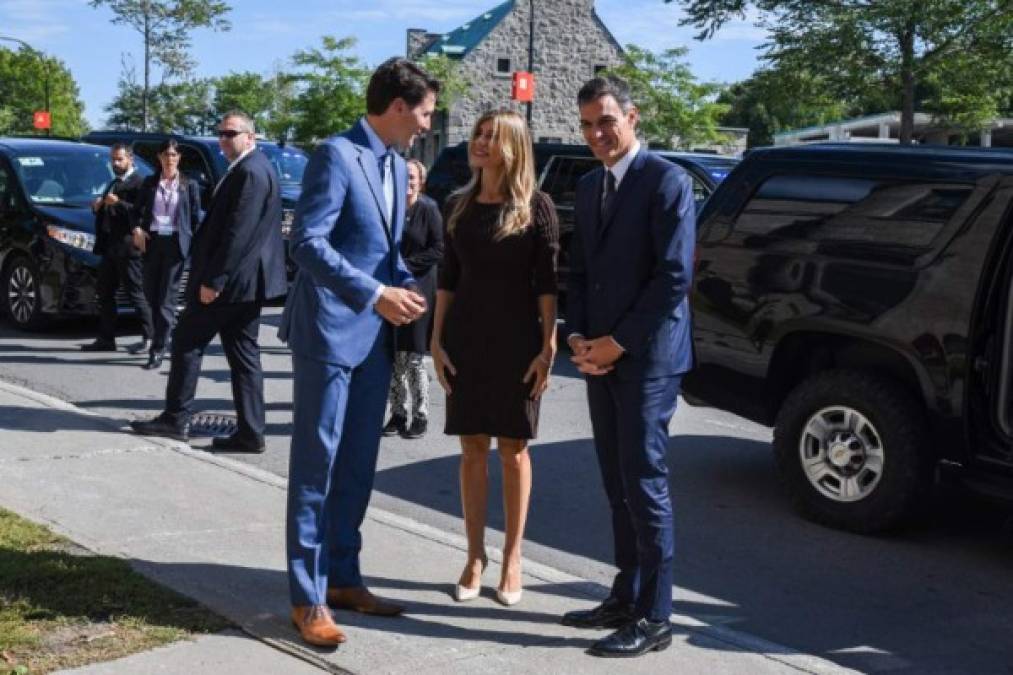 Prime Minister of Canada Justin Trudeau (L) greets the Prime Minister of Spain, Pedro Sanchez (R) and his wife Maria Begona Gomez Fernandez at the Royal Canadian Hussars Military Base in Montreal, Canada, September 23, 2018. / AFP PHOTO / MARTIN OUELLET-DIOTTE