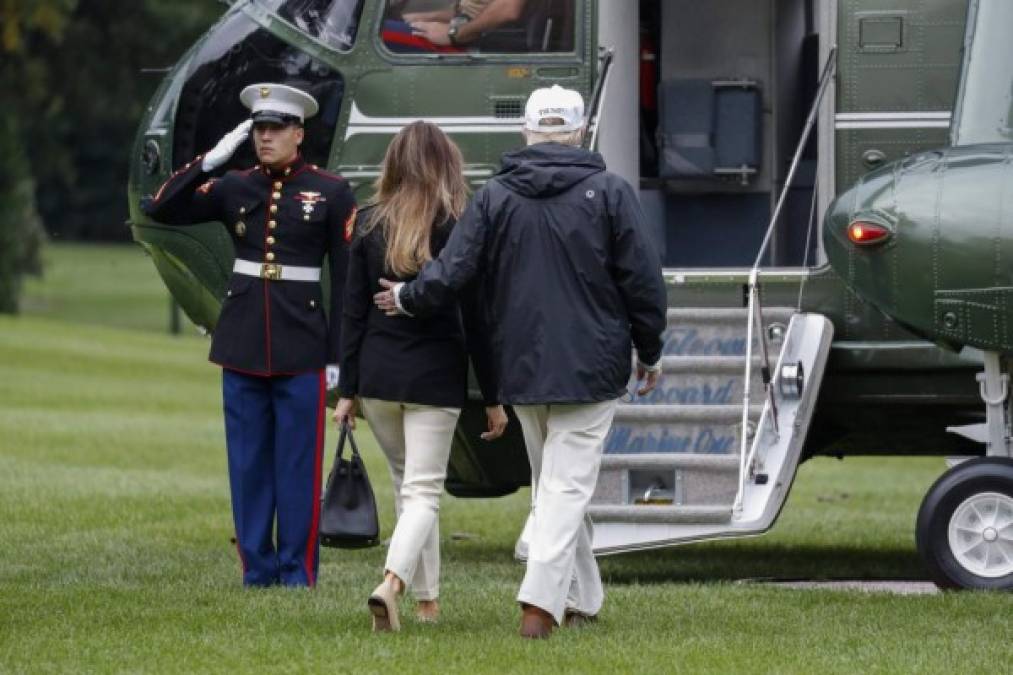 Melania desató un escándalo tras utilizar tacones para abordar el Marine Force One durante sus dos visitas a Texas tras el impacto del huracán Harvey.