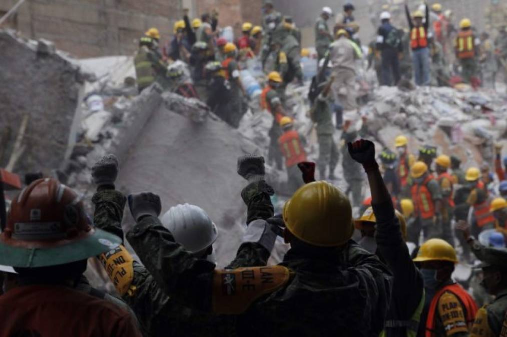 Equipos de rescate trabajan entre los escombros de los edificios colapsados en Ciudad de México (México) hoy, miércoles 20 de septiembre de 2017, tras un sismo de magnitud 7,1 en la escala de Richter, que sacudió fuertemente la capital mexicana este martes 19 de septiembre, justo cuanto se cumplían 32 años del poderoso terremoto que provocó miles de muertes en 1985. La cifra de muertos a causa del terremoto de magnitud 7,1 en la escala de Richter que el martes sacudió el centro de México ascendió a 224, informó hoy en secretario de Gobernación, Miguel Ángel Osorio.