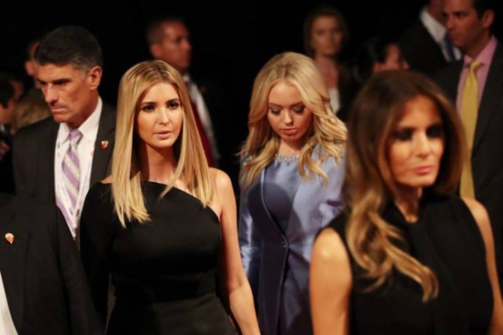 Tiffany creció ante la sombra de su hermana mayor, Ivanka, y sus hermanos Don Jr. y Eric. 'Estoy muy orgulloso de mis hijos. Los veo como ejemplos a seguir. A Don, a Eric, a Ivanka, y, bueno, ya sabes, en menor medida porque acaba de terminar el colegio, también a Tiffany', dijo Trump en una entrevista reciente.