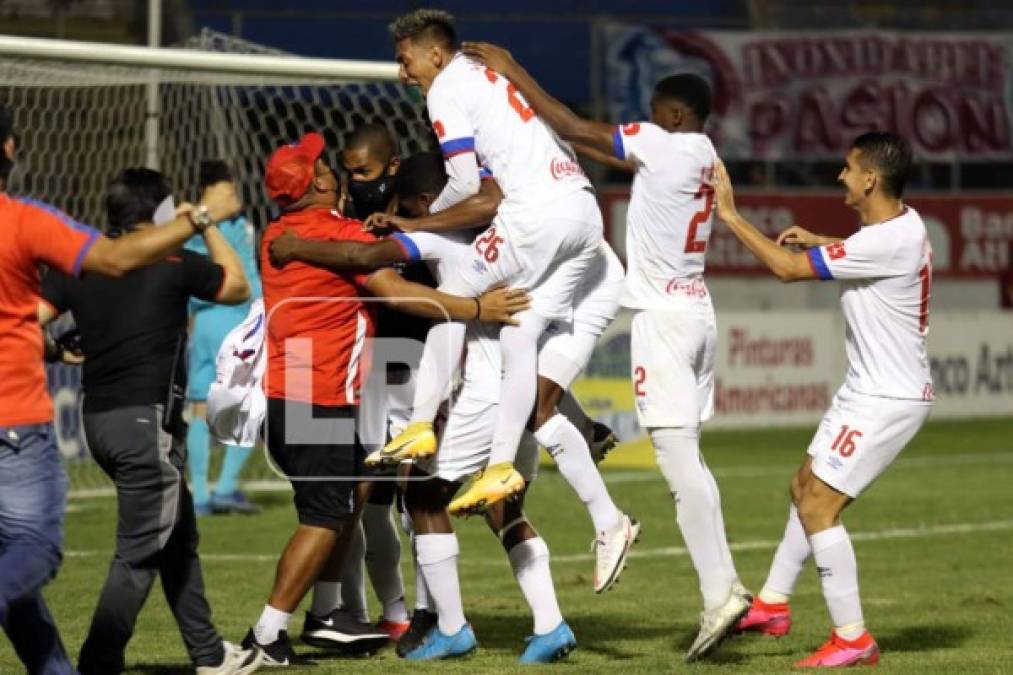 Los jugadores del Olimpia se abalanzaron sobre Jerry Bengtson en la celebración.