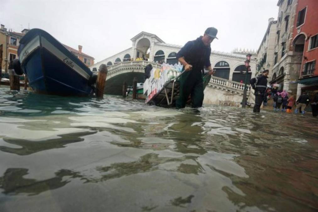 Las sirenas de alarma que alertaron a la población de la marea alta, que tocó durante la mañana los 127 centímetros, sonaron esta mañana a las 5:30.<br/>