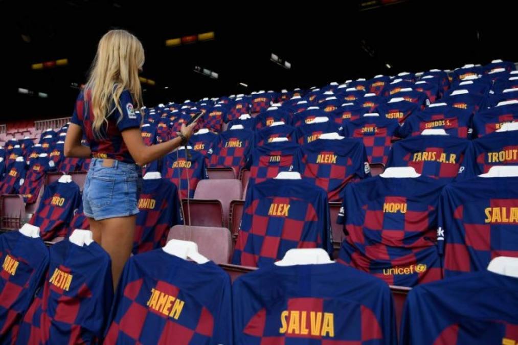 Una guapa rubia estuvo en las gradas del Camp Nou durante el partido y tomó algunas fotografías.