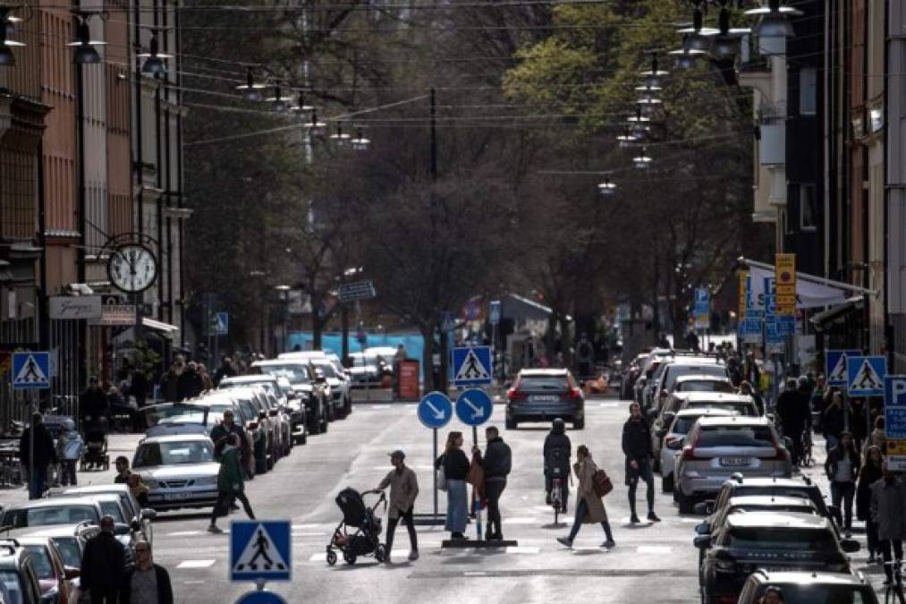 'De todas formas hay que ser prudentes con lo que se dice en una fase tan temprana de la epidemia. Puede cambiar por muchos factores', afirmó Tegnell, que admitió el 'fracaso' de no haber podido proteger a los ancianos en los asilos, que suponen la mitad de los muertos.