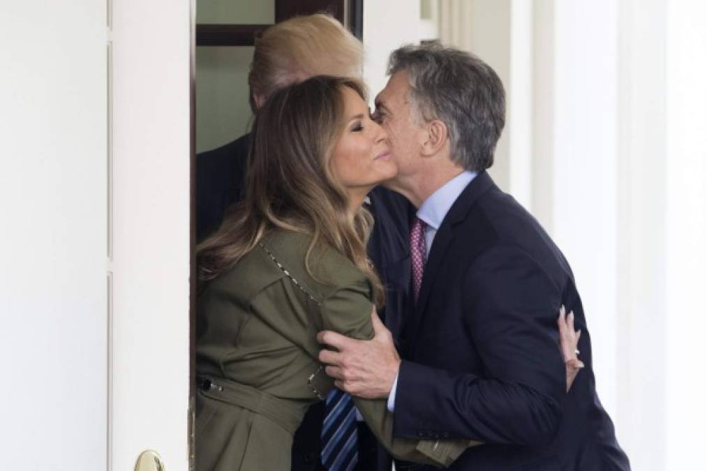 El presidente argentino Macri saluda a la primera dama, Melania Trump.