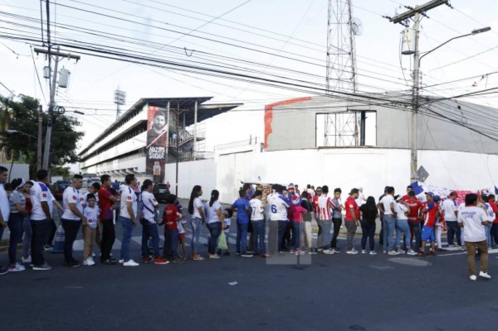 La afición del Olimpia llegó en una enorme cantidad al estadio Morazán para ver al club de sus amores. Desde horas muy tempranas, largas filas se formaron en las afueras del recinto deportivo.