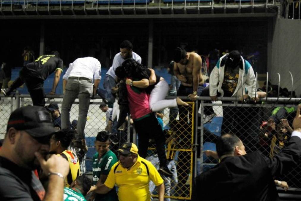 Pánico y caos se vivió en el primer encuentro de la semifinal en el torneo apertura del fútbol hondureño.