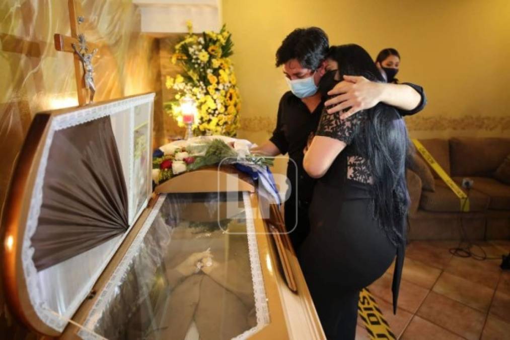Zoé María Herrera fue consolada por un familiar durante el funeral.