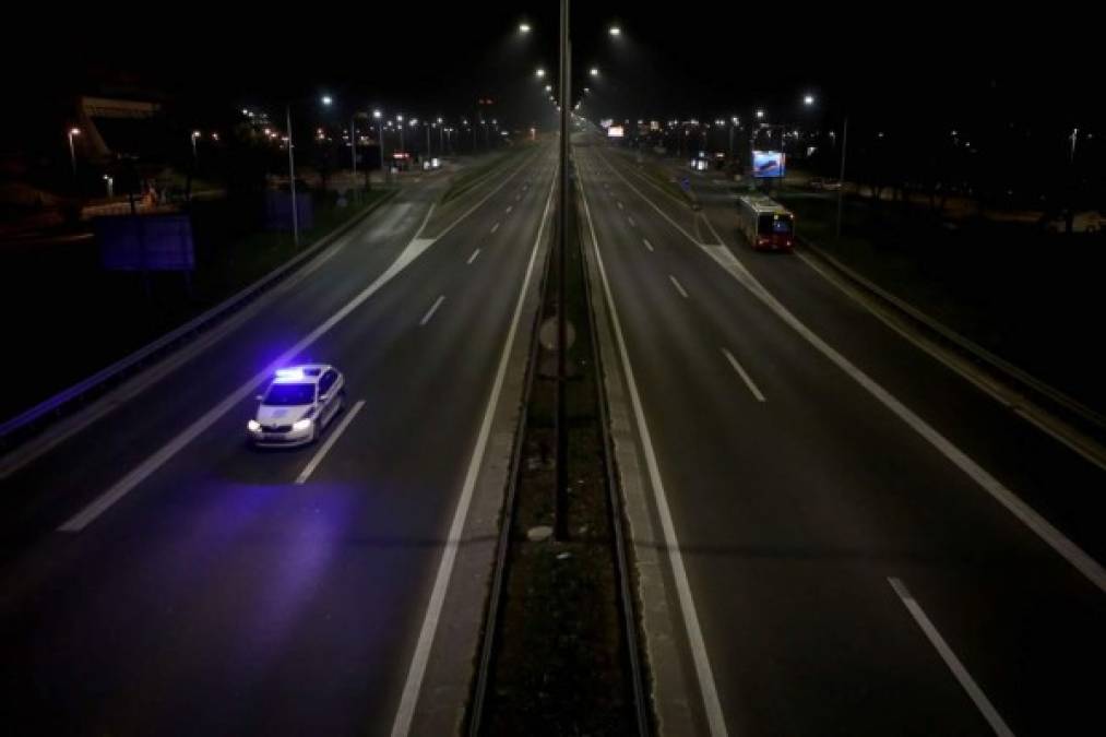 Como en Honduras, los agentes de policía patrullan durante la noche en la autopista E75 a través de Belgrado, ya que Serbia introdujo el toque de queda de 8 p.m. a 5 a.m. para toda la población, excepto los trabajadores autorizados y turnos nocturnos en un intento por combatir la enfermedad COVID-19 causada por el nuevo coronavirus. Foto AFP