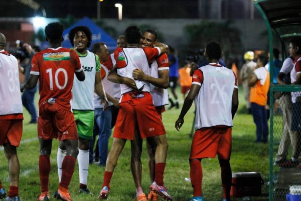 La celebración de los jugadores de la Real Sociedad tras sumar su primer triunfo de visitante en este torneo a costas del Honduras Progreso. Foto Neptalí Romero