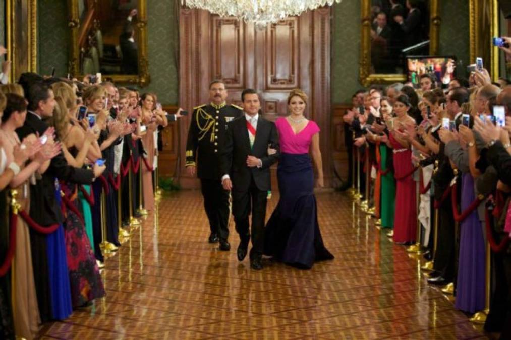 La actriz Angélica Rivera fue muy criticada en 2014 por presentarse a la fiesta de Independencia con un vestido de Óscar de la Renta de 6,290 dólares. Lució un diseño de corte sirena en rosa y azul marino.