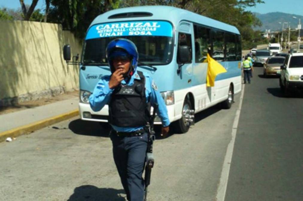 Un estudiante fue ultimado a balazos en el interior de un autobús de la ruta urbana en el boulevard Fuerzas Armadas en Comayaguela, Distrito Central. Al parecer, la víctima habría sido presa de los nervios y no hizo caso a lo que los hombres le ordenaron por lo que éstos decidieron dispararle a quemarropa.<br/>