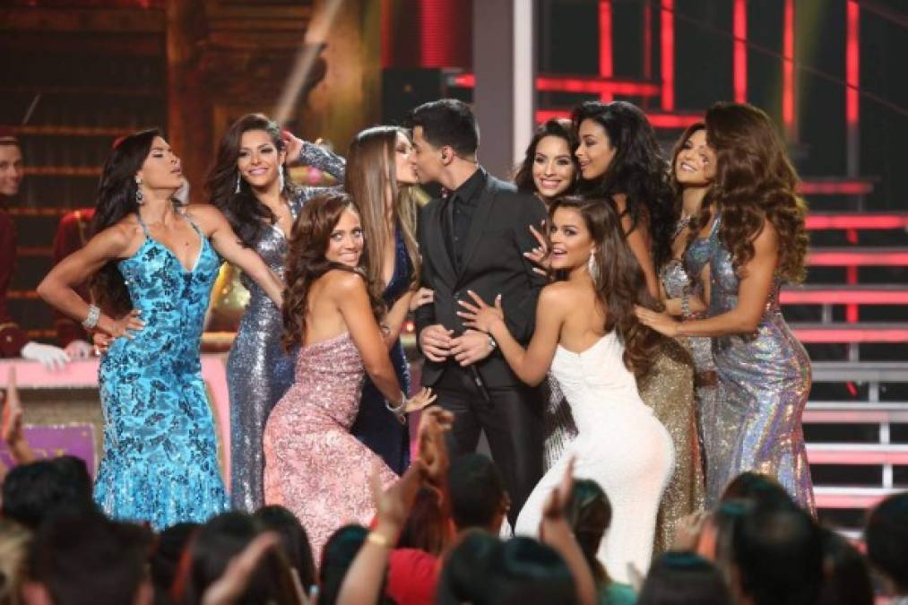 Las participantes con Luis Coronel.