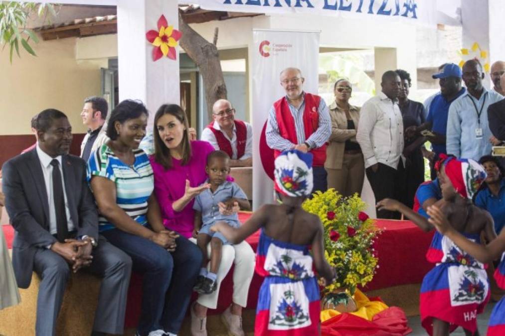 Doña Letizia se acercó a algunas de las mujeres para intercambiar algunas palabras y cogió en sus brazos a varios niños para mostrarles su cariño y hacerles caricias.