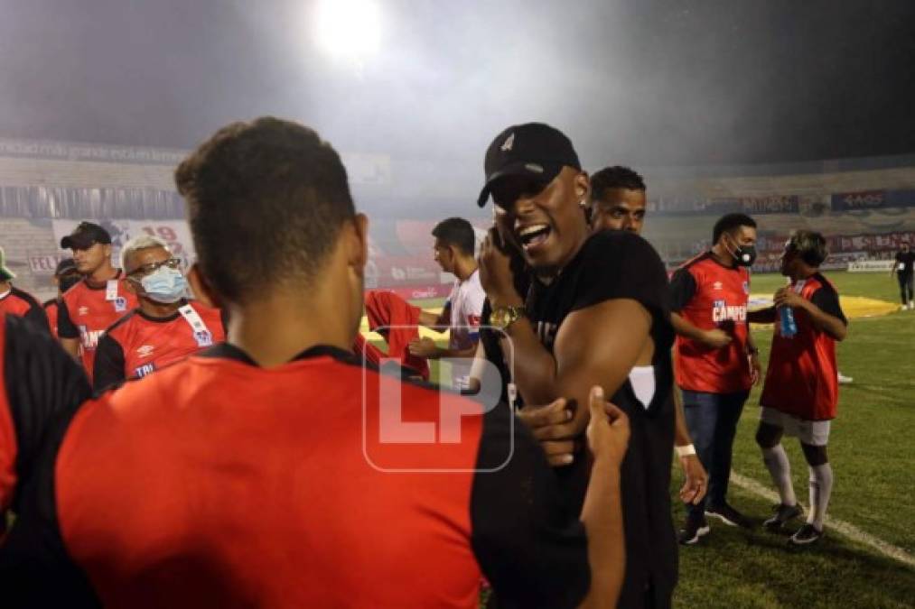 Deiby Flores, ausente en el juego por sanción, bajó del campo para celebrar con sus compañeros.