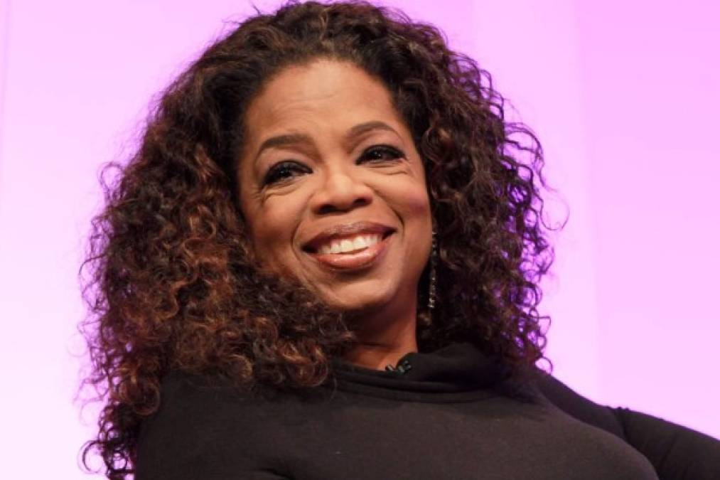 Oprah Winfrey<br/><br/>La presentadora, filántropa y productora es una gran ejemplo de resiliencia. Pese a los abusos sufridos en su infancia la estadounidense logró convertirse en una de las mujeres más influyentes y exitosas de EEUU.<br/><br/>Fruto de un embarazo adolescente sus primeros años estuvo con su abuela, hasta que ella enfermó y fue enviada a vivir con su madre. El calvario de Oprah inicio a los nueve años, edad en la que comenzó a ser agredida sexualmente por miembros de su familia.<br/>