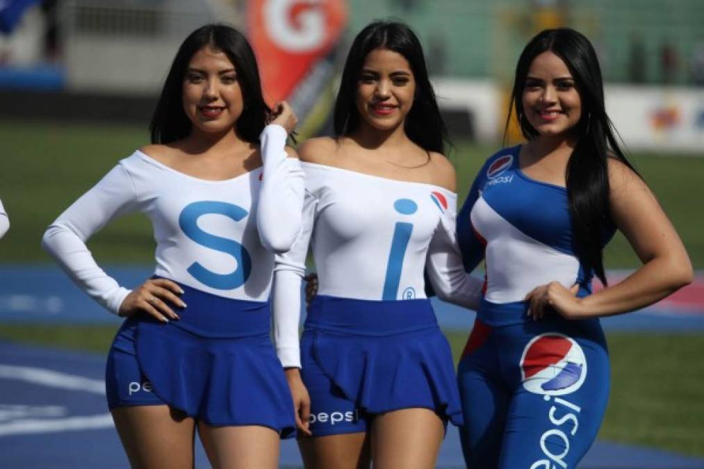 Sexys edecanes adornan el clásico capitalino.