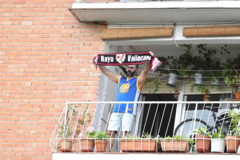 Un aficionado del Rayo Vallecano presencia desde el balcón de su casa el partido contra el Albacete.