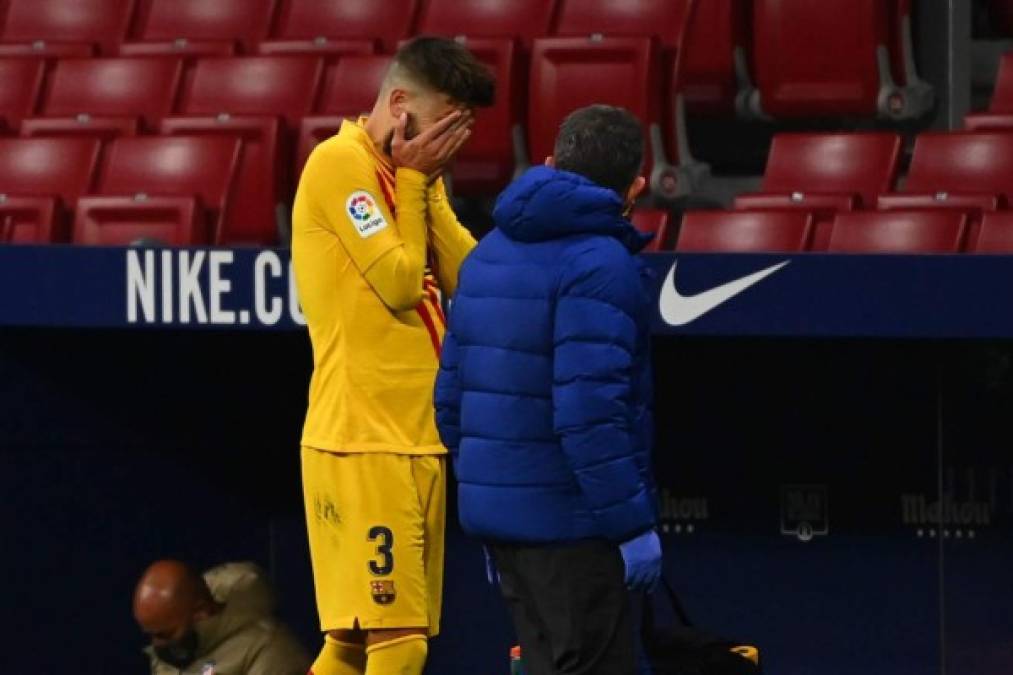 Piqué dejó el campo visiblemente afectado después de esta acción. El jugador, con lágrimas en los ojos, ha salido del rectángulo acompañado por los médicos y en los últimos metros ha intentado caminar por su cuenta.