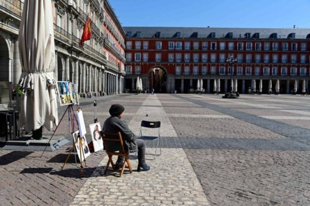 Cualquier sábado del año el centro de Madrid es un hervidero de gente, pero casi nadie parece estar de paseo hoy.