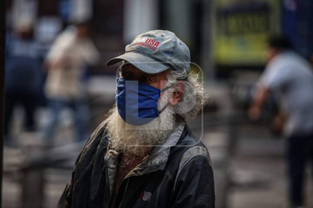 Las personas de la tercera edad son los más vulnerables ante el virus. Los expertos han advertido que los niños y jóvenes son quienes en su mayoría propagan la enfermedad.