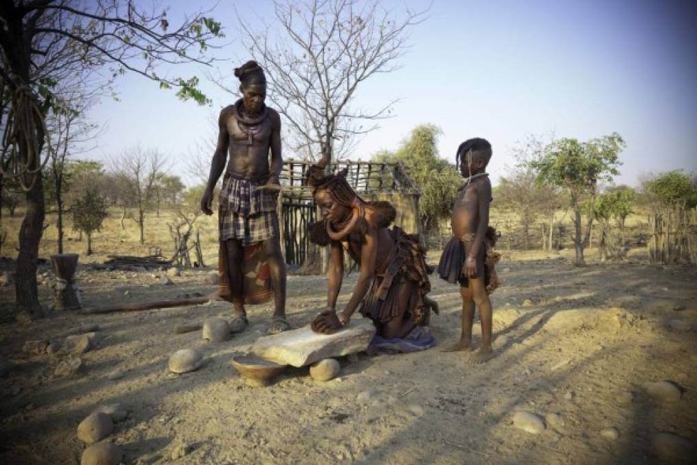 Los himbas son la tribu que habitan en la región árida de Kunne, Namibia.