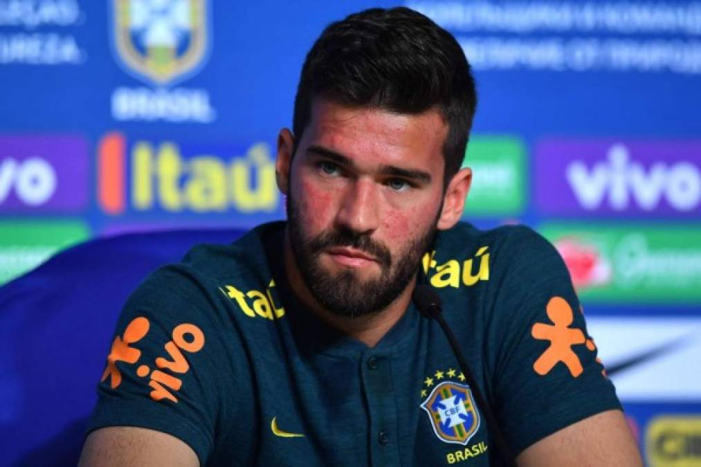 El portero brasileño de la Roma, Alisson Becker, ha asegurado que 'hasta ahora no ha llegado ninguna oferta por mi'. 'Mi agente está hablando con los directivos de la Roma pero yo estoy bien aquí, aún tengo contrato. ¿Los rumores? Trato de no leer ni escuchar nada'. Han sonado Real Madrid y Liverpool, entre otros. Foto AFP