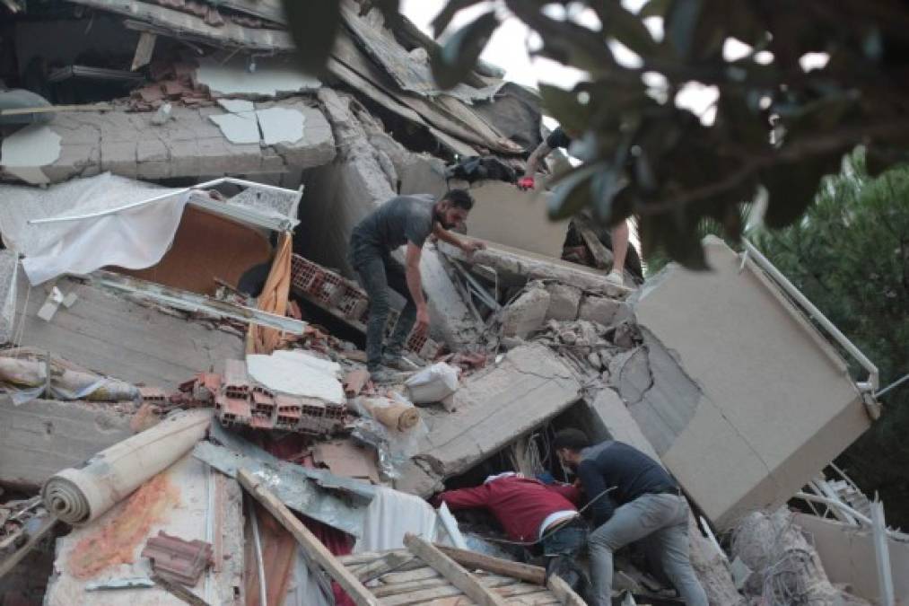 Una joven fue sacada de los escombros de un edificio derrumbado, según CNN-Türk. Otras dos personas salieron de las ruinas de otro edificio de siete pisos, según TRT. EFE