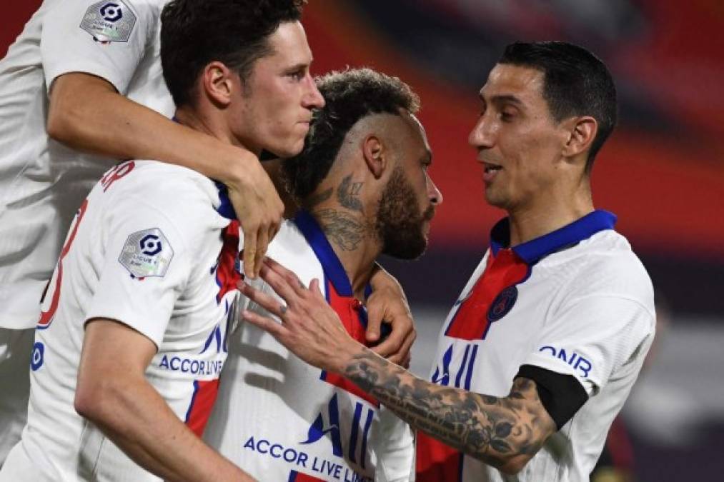 La idea del Paris Saint-Germain es construir una plantilla que tenga contento a Neymar y motivado de quedarse en el club, ya que el equipo entiende que el brasileño es su figura más importante. Foto AFP.