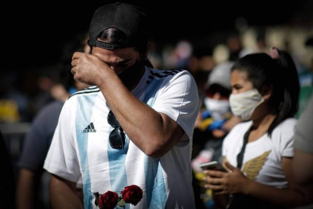 Miles de seguidores llegaron a Casa Rosada con la camiseta de Argentina y llorando por Maradona.