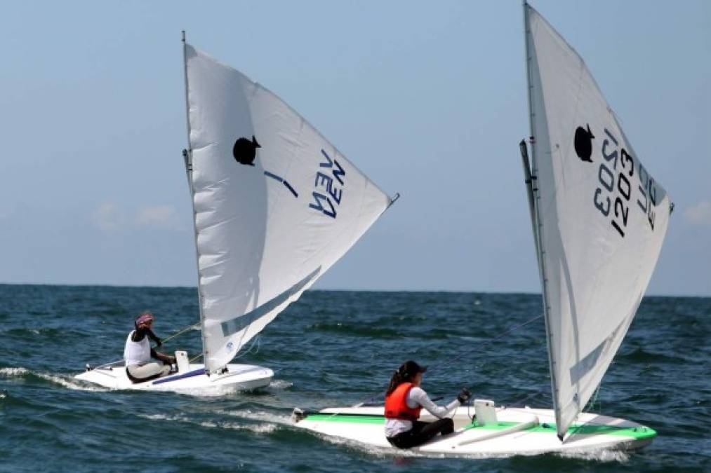 VELA. Pulso en el agua. Daniela Rivera, de Venezuela, y María del Pilar Grunauer, de Ecuador, compiten en la prueba de vela en la modalidad sunfish.