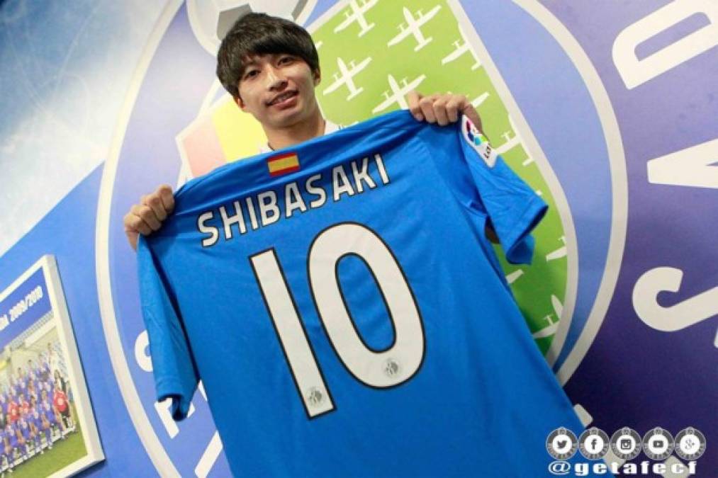 El delantero japonés Gaku Shibasaki, procedente del Tenerife, ha sido presentado en el Coliseum y firma por cuatro temporadas. El nipón aseguró que quiere enfrentarse a los grandes clubes de España y por eso fichó por el Getafe.
