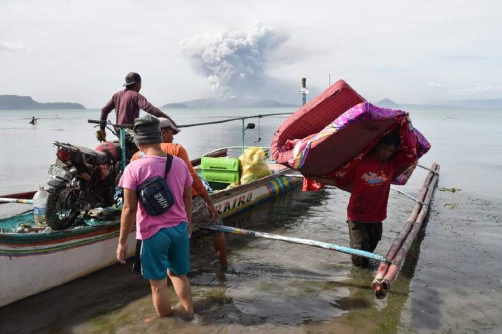 Según el portal Rappler, una persona ha muerto y tres han resultado heridas en un accidente de tráfico en la provincia de Laguna causado por la falta de visibilidad.<br/>Equipos de la Cruz Roja filipina también se han desplazado a la zona para ayudar en las labores de evacuación y las Fuerzas Armadas de Filipinas están en alerta, además de enviar cinco camiones para desplazar a los evacuados.<br/>