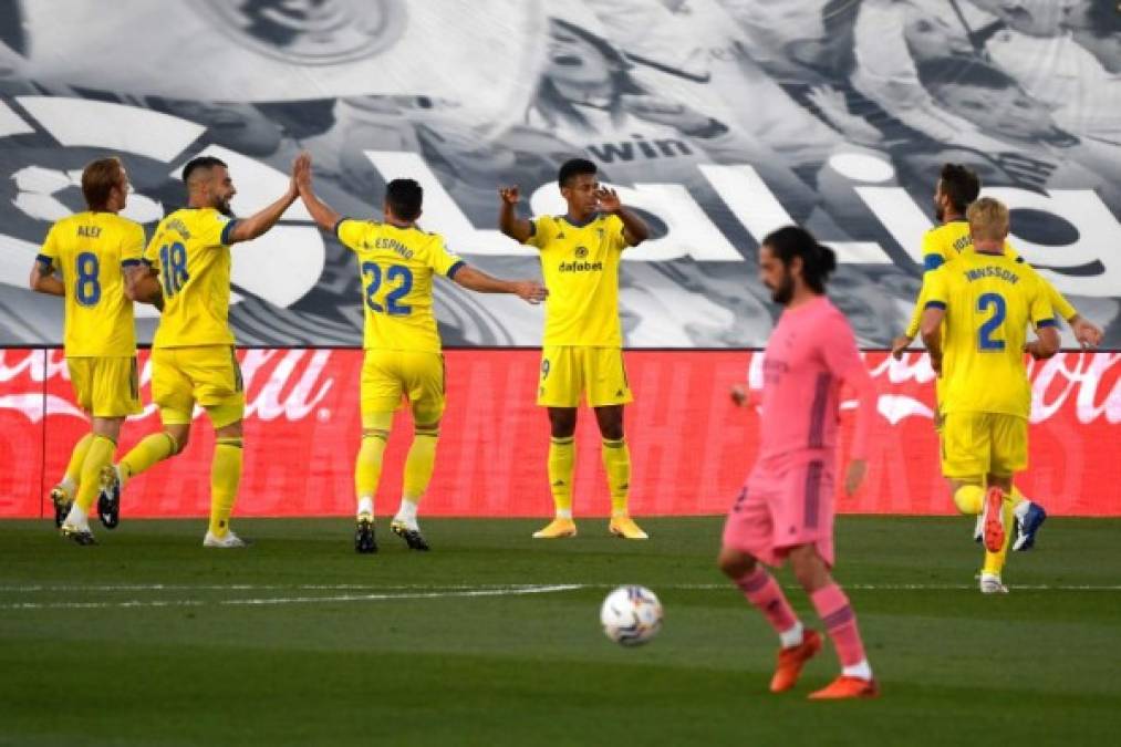 El recién ascendido Cádiz aplicó a la perfección en el Alfredo di Stéfano su plan de juego de crecer en base a una defensa ordenada que tanto rédito le ha dado en su regreso a la Primera División y consiguió una histórica victoria frente a un Real Madrid (0-1) que salió desconectado al partido .