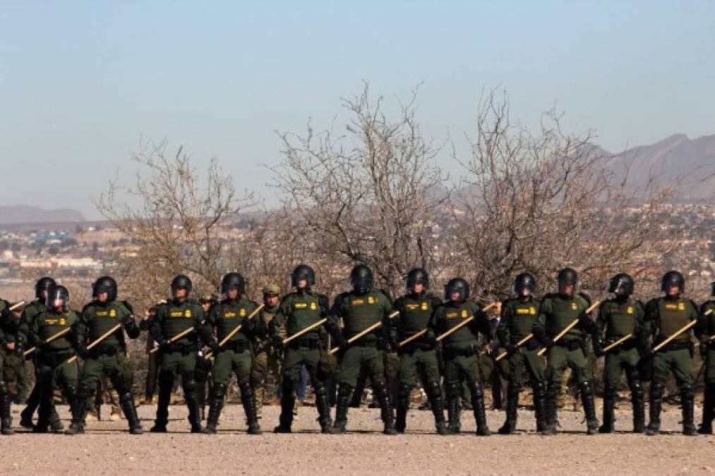 Los agentes armados y con escudos, realizaron maniobras de freno a contingentes para responder en caso de que migrantes quieran ingresar por la fuerza a Estados Unidos.